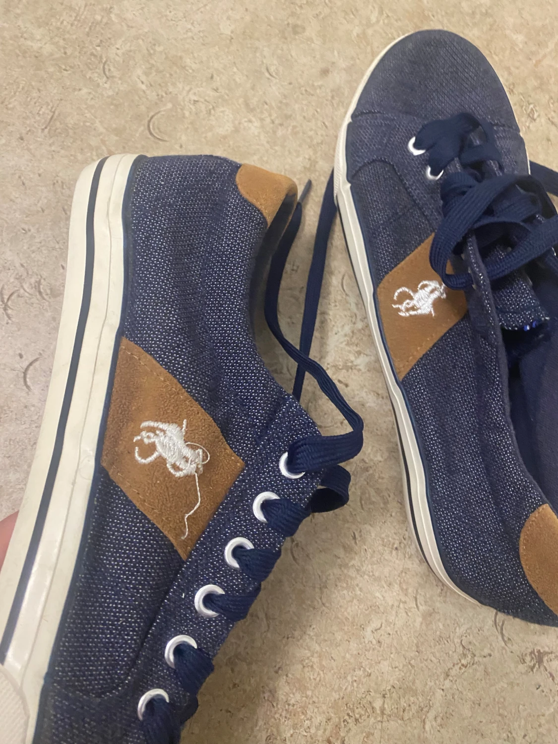 Mörkblå sneakers med mockadetaljer - 2