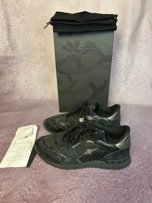 Valentino rockrunners  -  fint skick med allt og inkl kvitto | Size 40,5 sitter som 41| fraktar inom 24 timmar | för att köpa klicka ”köp nu” | vid frågor eller funderingar skriv en meddelande | följare får bättre rabatter🙌