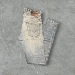 Blå replay jeans - Säljer dessa rätt så slitna blå replay jeans / skick 7/10 / storlek 30/32 / kontakta via intresse eller annat och pris kan diskuteras😊🙏