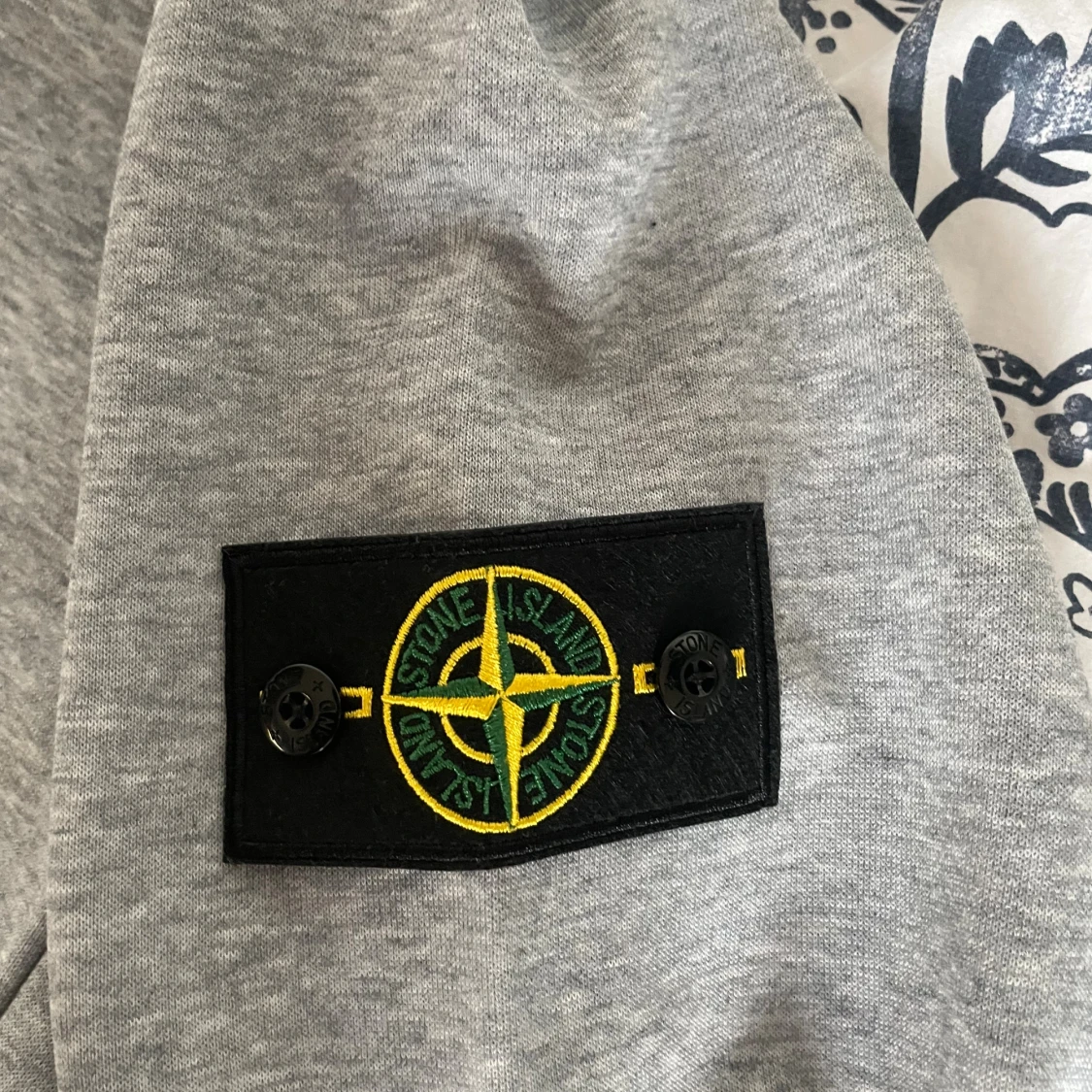 Grå hoodie från Stone Island - 1