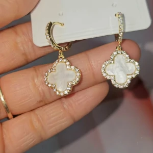 Guld clover pearl hoops örhängen - Jättefina timeless örhängen i färgen ”White mother of pearl” dem är helt nya skickas med en liten present påse ✨ Material Sterling silver 925