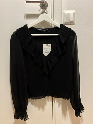 Blus  - Svart blus från Zara, aldrig använd och lappen kvar!🙌🏼