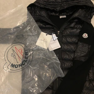 Moncler cardigan – Svart - Väldigt fin Moncler Cardigan . Stilren, lätt och perfekt lagerplagg med premiumkänsla. Oanvänd och i fint skick.  ✅ Oanvänd ✅ Fraktas samma dag  Kan alltid diskuteras vid snabb affär 💯