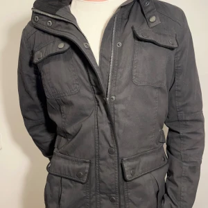 Field Jacket  - Säljer nu en stilig svart Field Jacket i storleken S 🧥💼Perfekt för både hösten och vintern 🍁❄️Skicket är mycket bra ✅| Vid frågor är det bara att skriva!🤝🏼