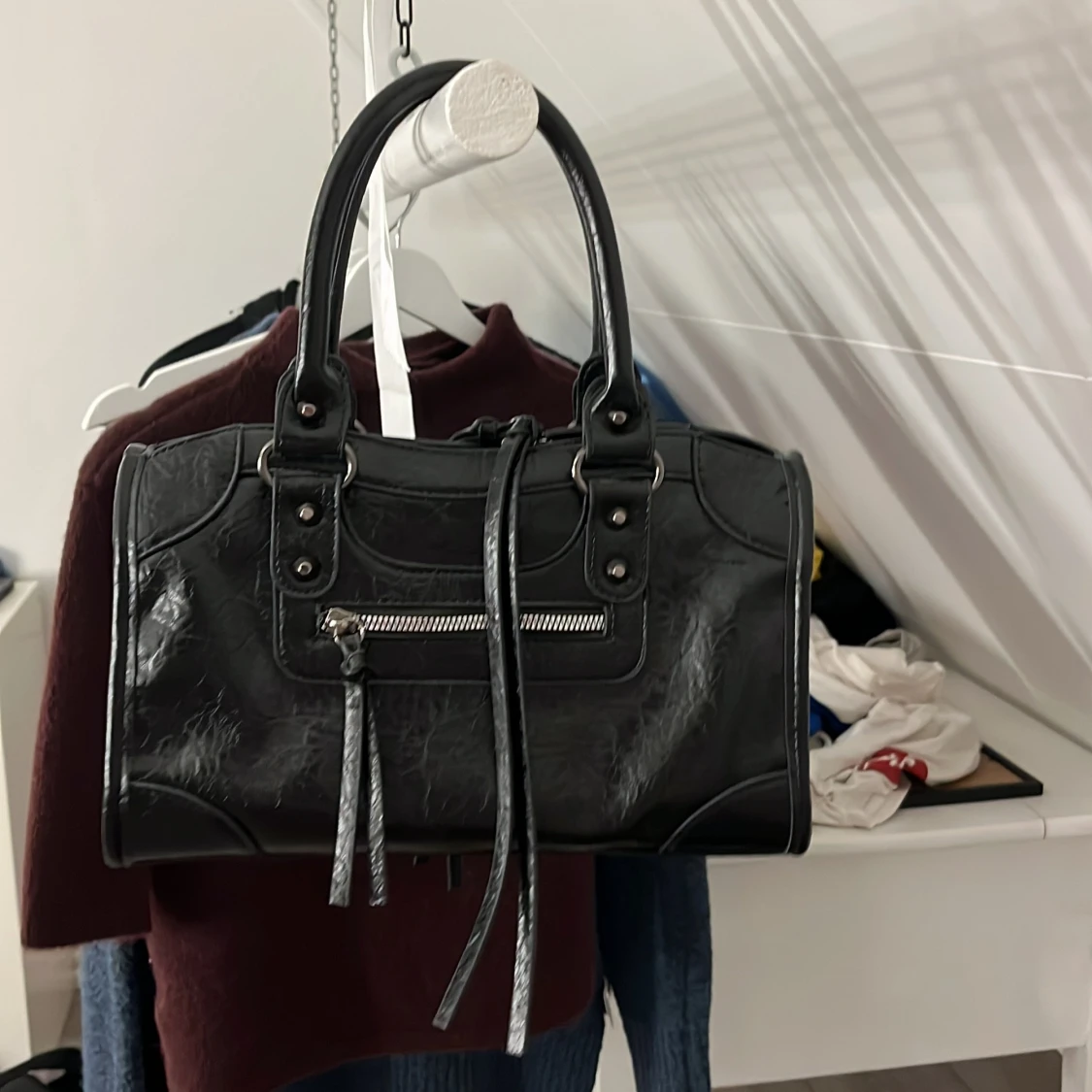 Svart handväska med dragkedja