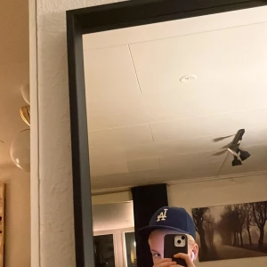 Blå LA-keps från New Era - Säljer en klassisk blå keps från New Era med LA-logga framtill i vitt. Kepsen har rak skärm och broderade detaljer på sidorna och bak. Perfekt för dig som gillar sportig stil och vill ha en ikonisk accessoar.