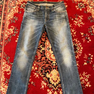Nudie Jeans med snygga fades - Säljer nu dess sjukt snygga Nudie Jeans i modellen Grim Tim👖| Jeansen har sjukt snygga fades🫰🏼| Storlek är W30 L34 men passar bättre som W30 L32 | De har också två hål i fickorna tyvärr! men som går att laga👍🏼 (se sista bilderna) Vid funderingar är det bara att skriva🤝🏼
