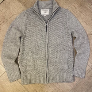 F&F cardigan  - En riktig snygg F&F grå cardigan i väldigt bra skick! Storlek S, och är perfekt nu ifrån vintern! Kontakta oss om du har frågor eller funderingar, priset kan diskuteras is snabb affär! Mvh Saint ;) 