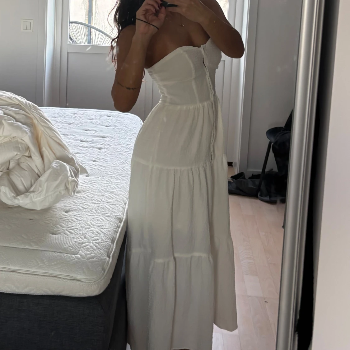Vit axelbandslös långklänning