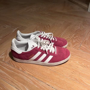 Vinröda Adidas sneakers - Skitcoola vinröda Gazelles. Storlek 40 men mindre i storleken! Använda 10-15 ggr💗💗