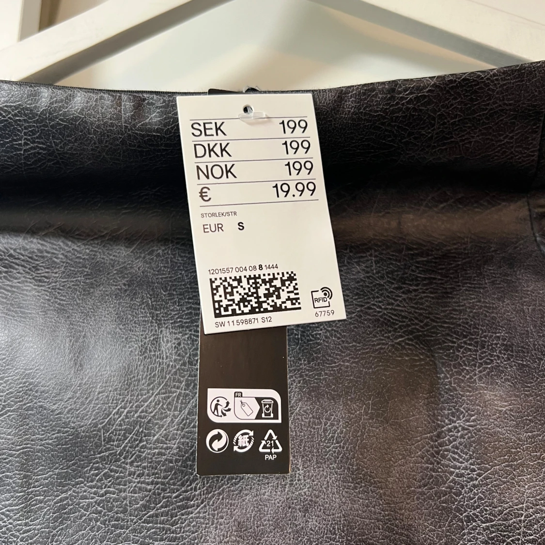 Svart vegansk minikjol från Divided - 2