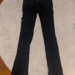 Svarta Cheap Monday bootcut jeans - Svarta jeans från Cheap Monday med bootcut passform. Klassisk femficksmodell med lila Cheap Monday-logga bak. Jeansen är i stretchigt bomullsmaterial och har normal midja. Perfekta för dig som gillar en trendig stil. 💕 Används kankse 3 gånger!