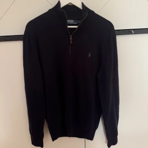 Polo Ralph Lauren Wool Quarter zip jumper - Säljer nu denna Polo Ralph Lauren quarter zip pga att den inte används längre. Använd 1-2 gånger. Som ny 