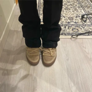 inuikii boots - ett par beiga inuikiis i bra skick 💕