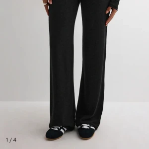 Svarta mjukisbyxor från Nelly  - Säljer dom populära mjukisbyxorna från Nelly i storlek S! Använda 3 gånger, superskönt men för korta på mig då jag fått fel storlek i present!