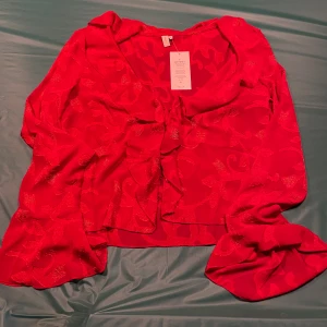 Röd blus Nelly - Säljer en röd blus från Nelly. Helt oanvänd med lappen kvar!