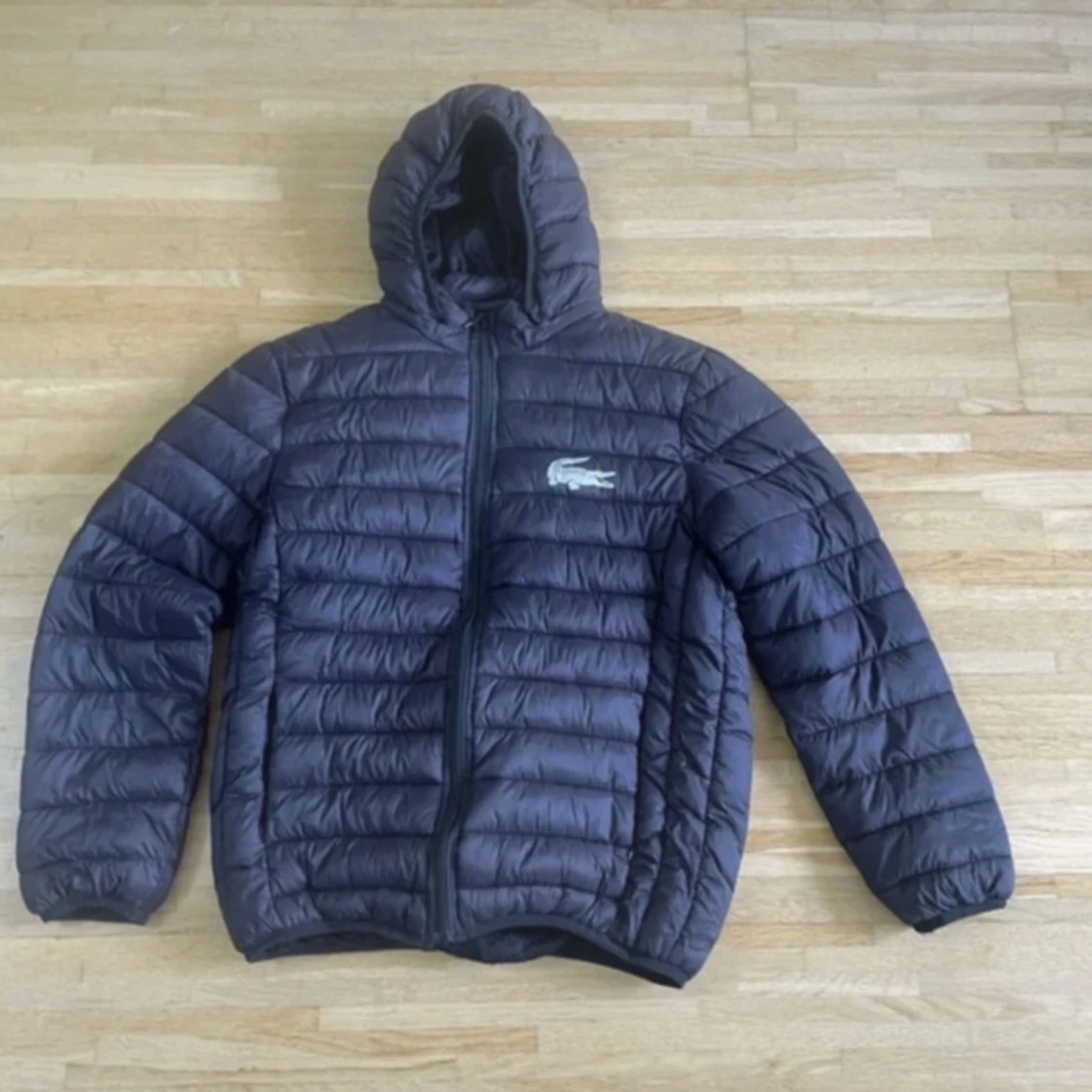 Svart dunjacka från Lacoste med huva