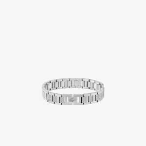 Silverfärgat armband från Lacoste - Stilrent armband i silverfärgad metall från Lacoste med klassisk krokodil-logga på spännet. Länkarna har en snygg, maskulin design och armbandet levereras i original ask och tygpåse med logga. Perfekt accessoar för att lyfta din outfit. Paketet har dessutom aldrig öppnats och är oanvänt. Priset kan även diskuteras 