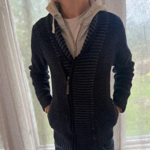 Stickad Cardigan - Stickad Cardigan/Kofta i Storlek S (Men funkar även som M) 📏 Färgen är mörkblå🔵 Märket är H&M men Koftan säljs inte längre så den är svår att hitta. Modellen är 178cm och väger 70kg. Skriv för mer information✅