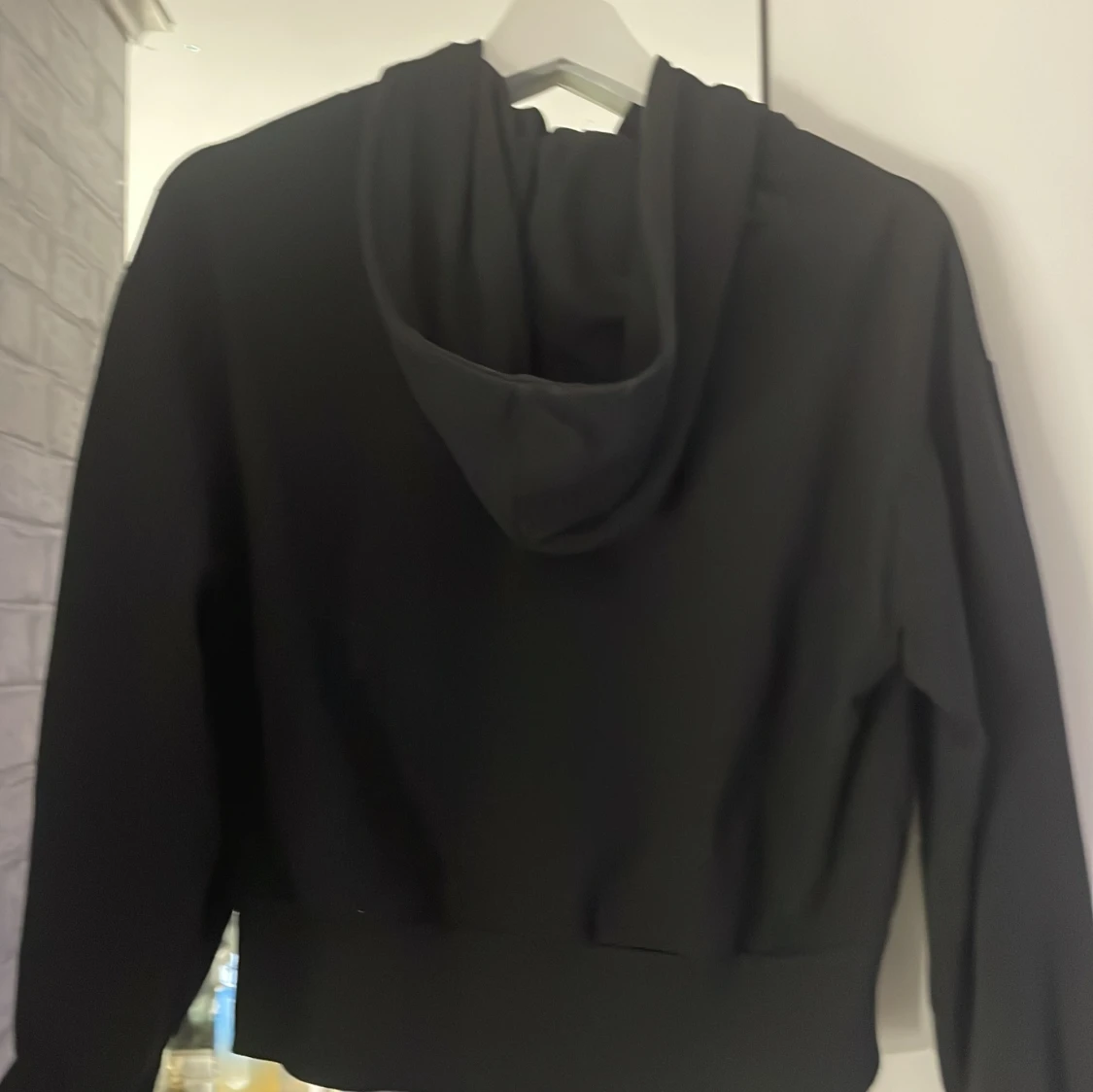 Svart hoodie med guldglittrig fjäril - 1