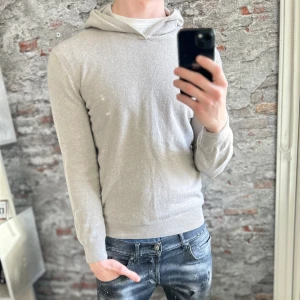 Oscar Jacobson kashmirhoodie - Mycket fint skick, lite nopprig bara. Storlek M passar dig som är mellan 175-185cm ungefär. Nypris ca 1500kr. Modellen är 185 cm, 79 kg. Passar bra nu till vintern. Skriv för mer information!🤝