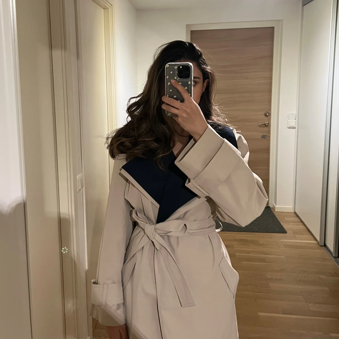 Beige trenchcoat med mörkblå krage - 1