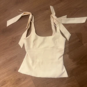 Zara linne - Gulligt Zara linne med rosett på axlarna❤️