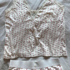 Brandy Melville pyjamas ❣️ - Gulligaste pyjamasen med hjärt-mönster🤍 Linnet är från Brandy Melville, shortsen är från Gina tricot. De är inte exakt samma men de matchar😙