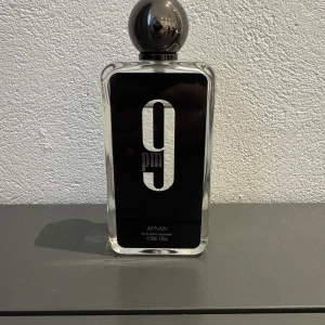 Afnan 9pm  - Afnan 9pm är en varm, söt och ungdomlig kvällsdoft med toner av vanilj, karamell och amber. Beroendeframkallande och perfekt för fest eller dejt. Finns som tester i 2 ml, 5 ml och 10 ml. 15 kr för 2 ml, 30kr för 5 ml och 65kr för 10 ml.