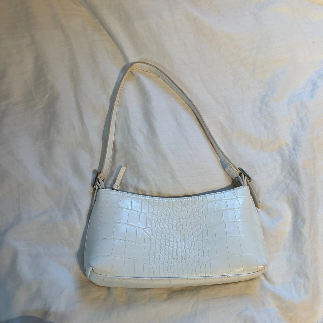 Vit axelväska i croco-imitation från NA-KD - 1