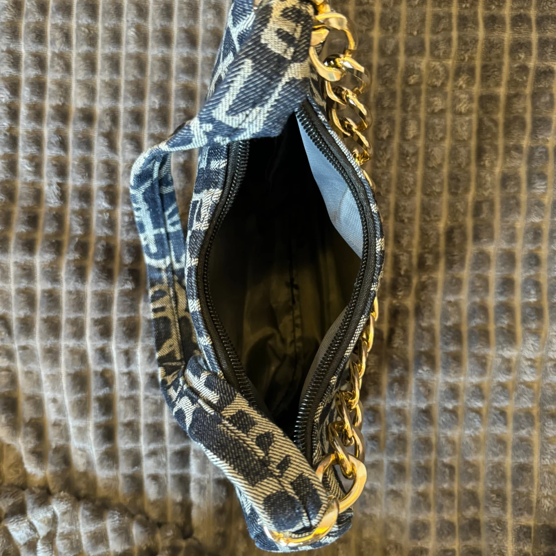 Svart axelväska med kedjedetalj - 3