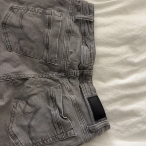 Grå jeans från LTB Valerie - Ltb jeans, skriv för fler bilder om ni undrar något, de där sakerna där från är bara att jeansen töjt ut sig utan ingen skada på byxorna.