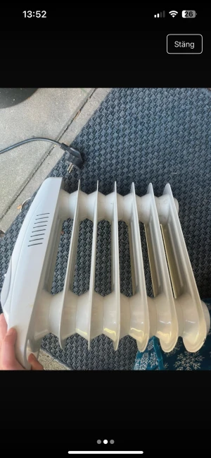 Elektrisk element  - Kompakt elektrisk oljeradiator med flera värmeelement, perfekt för mindre rum. Utrustad med strömkabel enkel förflyttning. Effektiv  uppvärmning för hemmet eller kontoret.