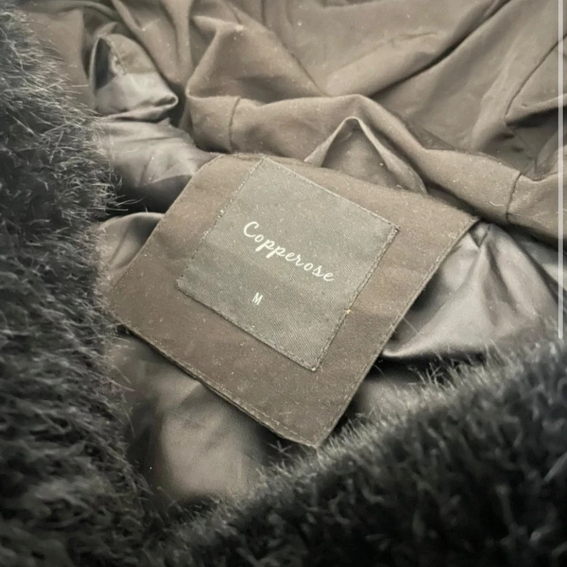 Svart pufferjacka med päls från Copperose - 1