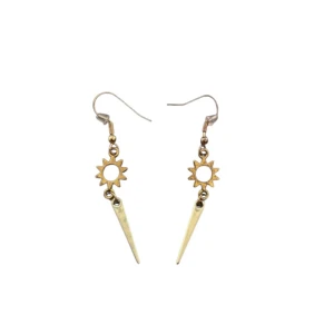 Solformade örhängen i guld - Unika örhängen med solformad detalj i guld och en lång, spetsig hängande del. 