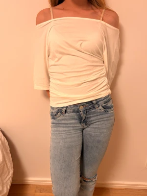 Vit topp  - Vit topp från lager 157, Helt ny och prislappen är fortfarande kvar, inte använd förutom för foto. 💕Säljer för orginalpris. Modellen är ungefär 158 cm och bär storlek S. Lite storför storleken.
