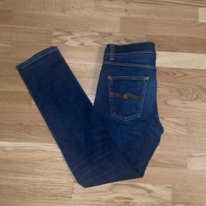 Nudie Jeans - Vi säljer dom här riktigt snygga mörkblåa jeansen från Nudie. Dom är i storlek W31 L34 och har modellen Lean Dean. Skick 9/10 då dem har små tecken om slitage vid zippern(visas i sista bilden). Skriv om du har några frågor👍