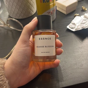 Essnce Orange Blossom Eau de Parfum - Modern parfym med stilren design från ESSNCE. Orange Blossom Eau de Parfum ger en fräsch känsla och passar perfekt för dig som vill sticka ut med en unik doft. Perfekt storlek att ta med i väskan.