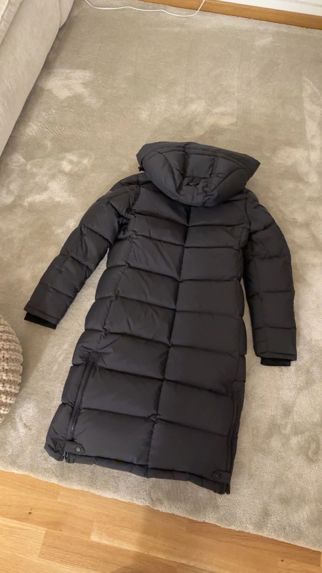 Svart lång vinterjacka  - 1