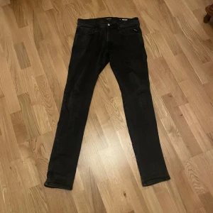 Replay anbass jeans  - Säljer ett par riktigt feta replay anbass jeans i storlek 32/34 i nyskick passar om bra om man är mellan 180-190, finns fler frågor eller funderingar är det bara att skriva🙌🤗