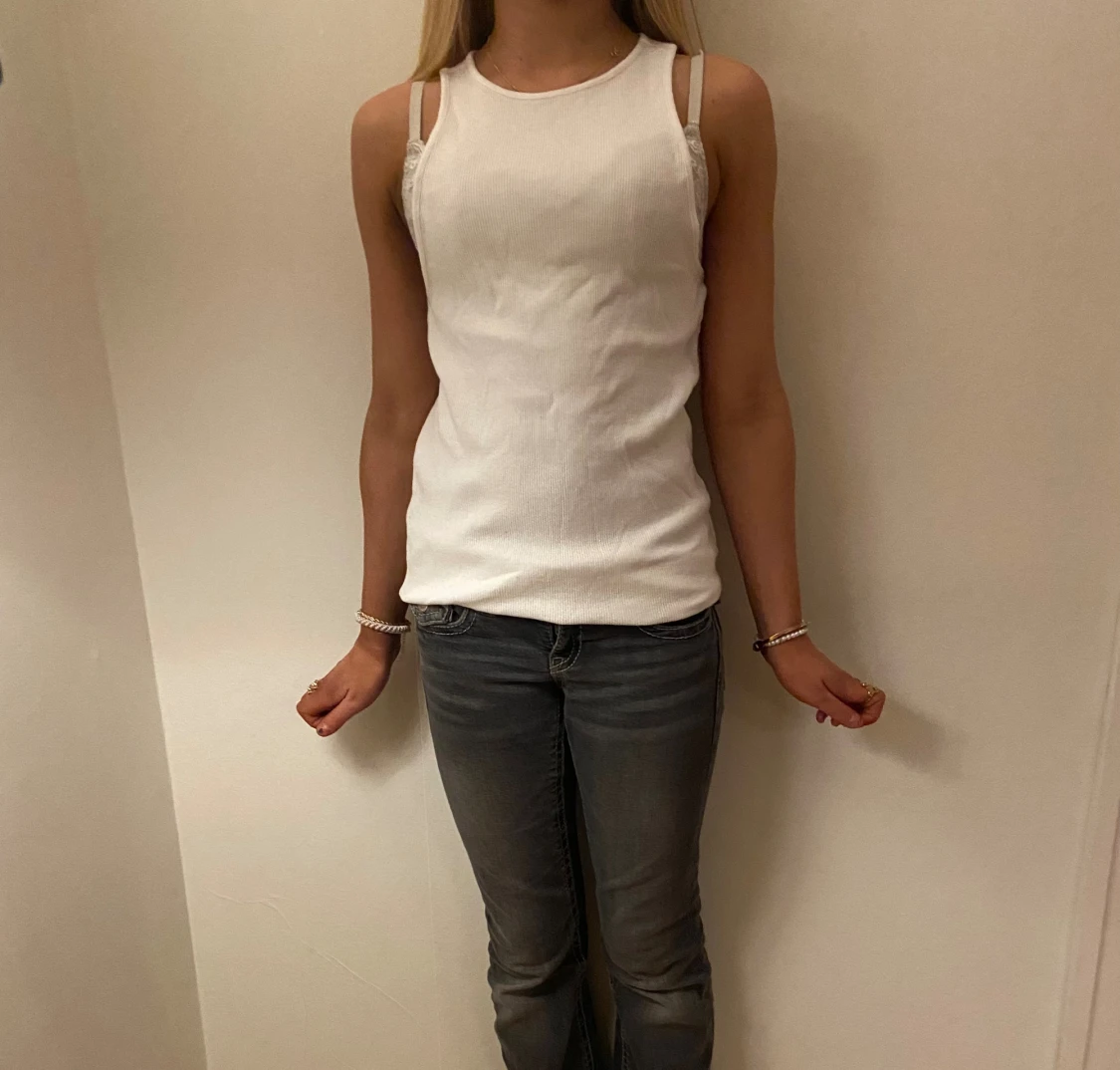 Vit ribbad linnetopp i storlek S