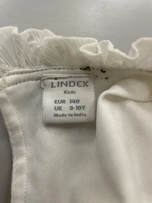 Vit blus  - Vit volang blus. Julig 