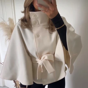 Kappa från Gina Tricot  - super fin cremevit kappa från Gina Tricot, storlek XS/S. Aldrig använd. 