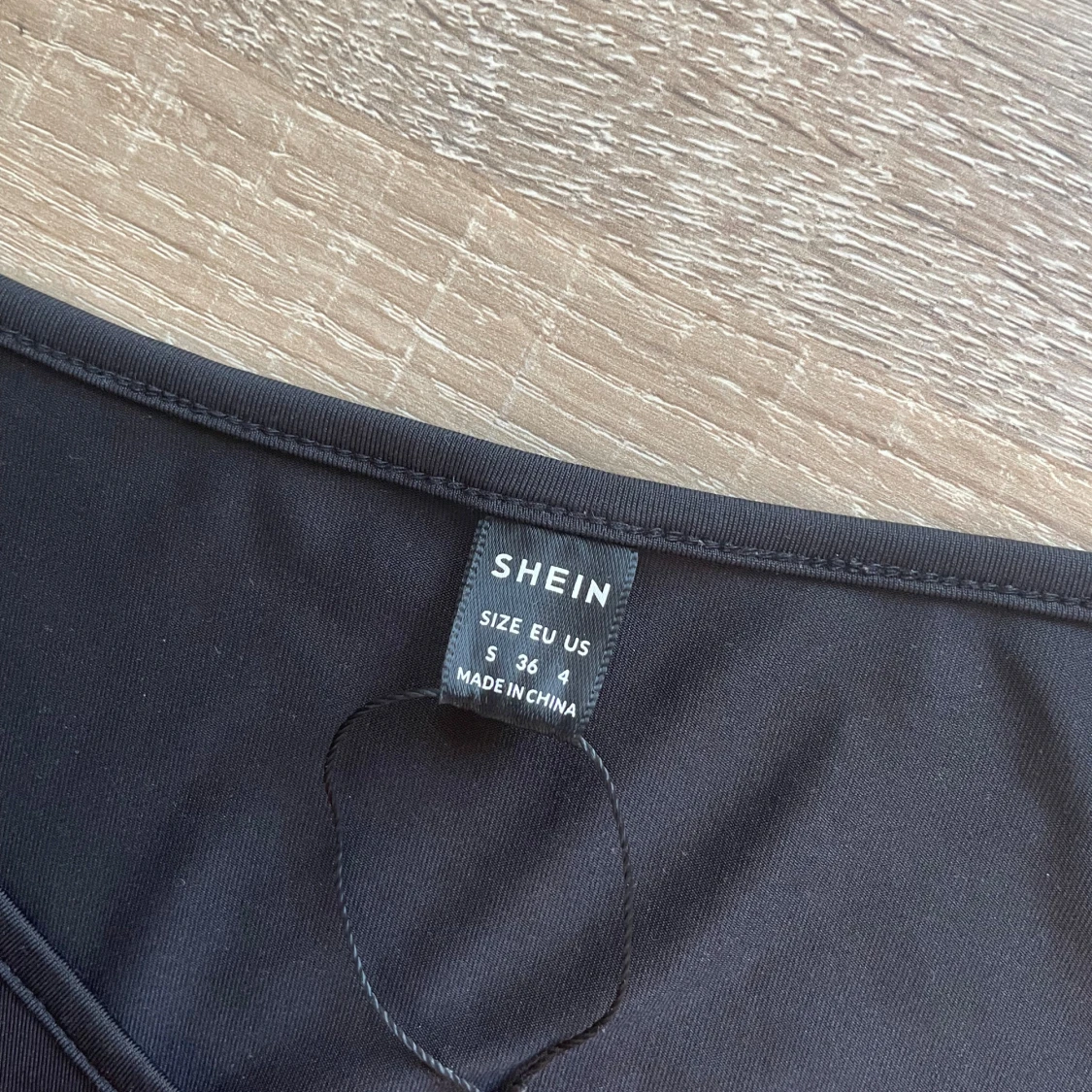 Svart långklänning med smala axelband - 1