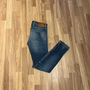 Replay anbass 29/32 - Nu säljer vi ett par riktigt feta Replay anbass i storleken 29/32! Skick:10/10! För mer info,bilder eller priser, så är det bara att höra av sig!