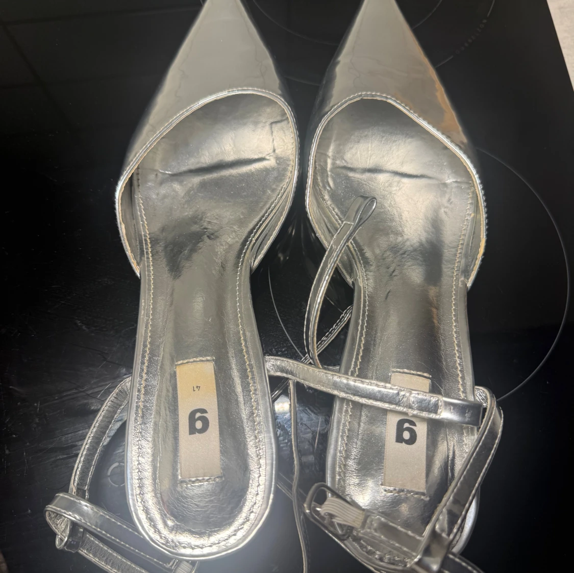 Silvriga pumps med spetsig tå - 2