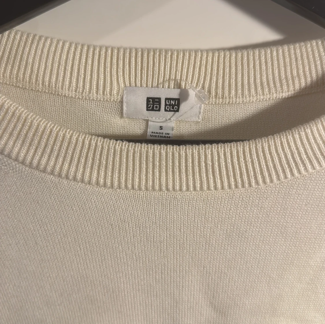 Beige stickad tröja från Uniqlo - 1