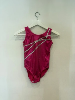 Gymnastik dräkt - Gymnastik dräkt i mycket bra skick som inte kommer till användning längre😊den är väldigt liten i storleken då jag använde den när jag var liten😊😊