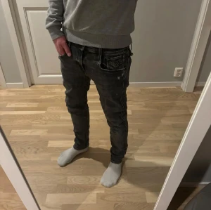 Replay Anbass  - Säljer ett par svarta stilrena Replay jeans med lite snygga slitningar. Jeansen sitter slim fit med normal midja och raka ben. Modellen på bilden är 180 och väger 63 kg. Tvekan inte på att höra av dig vid fler frågor! 