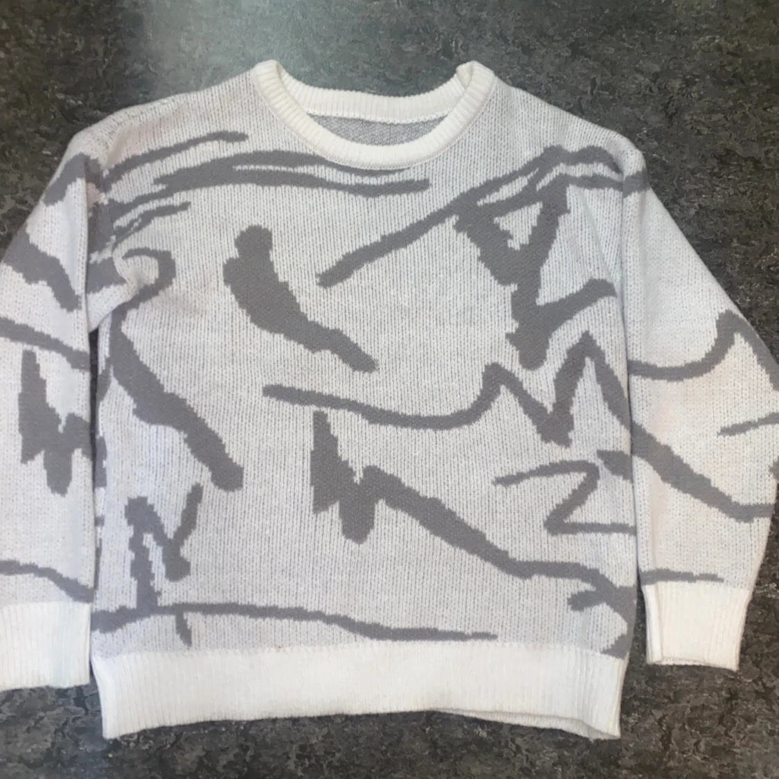 Vit och grå stickad tröja med mönster - 3